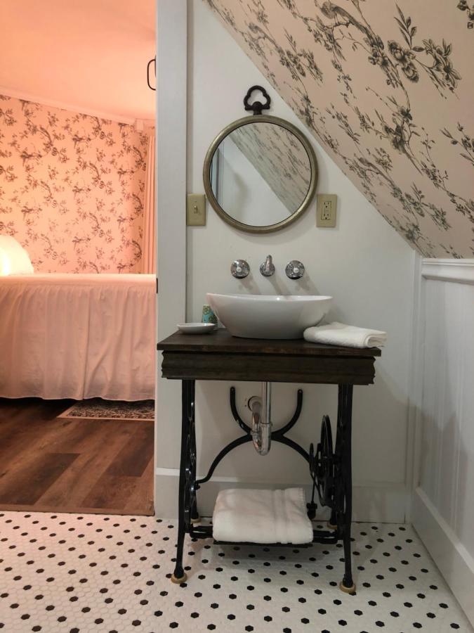 Bed and Breakfast The Victorian On Main Fairfield Экстерьер фото